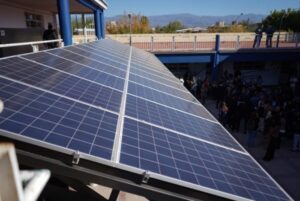 Lee más sobre el artículo Sumpetrol inicia la instalación de paneles solares en escuelas mendocinas: energía limpia y compromiso comunitario